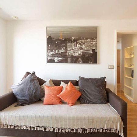 Room With Private Bathroom In A Modern Two Bedroom Two Bathroom Flat 런던 외부 사진