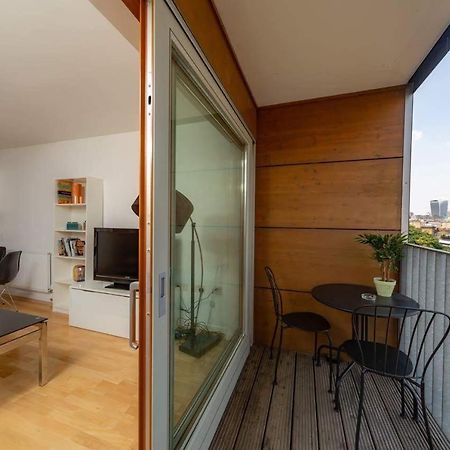 Room With Private Bathroom In A Modern Two Bedroom Two Bathroom Flat 런던 외부 사진