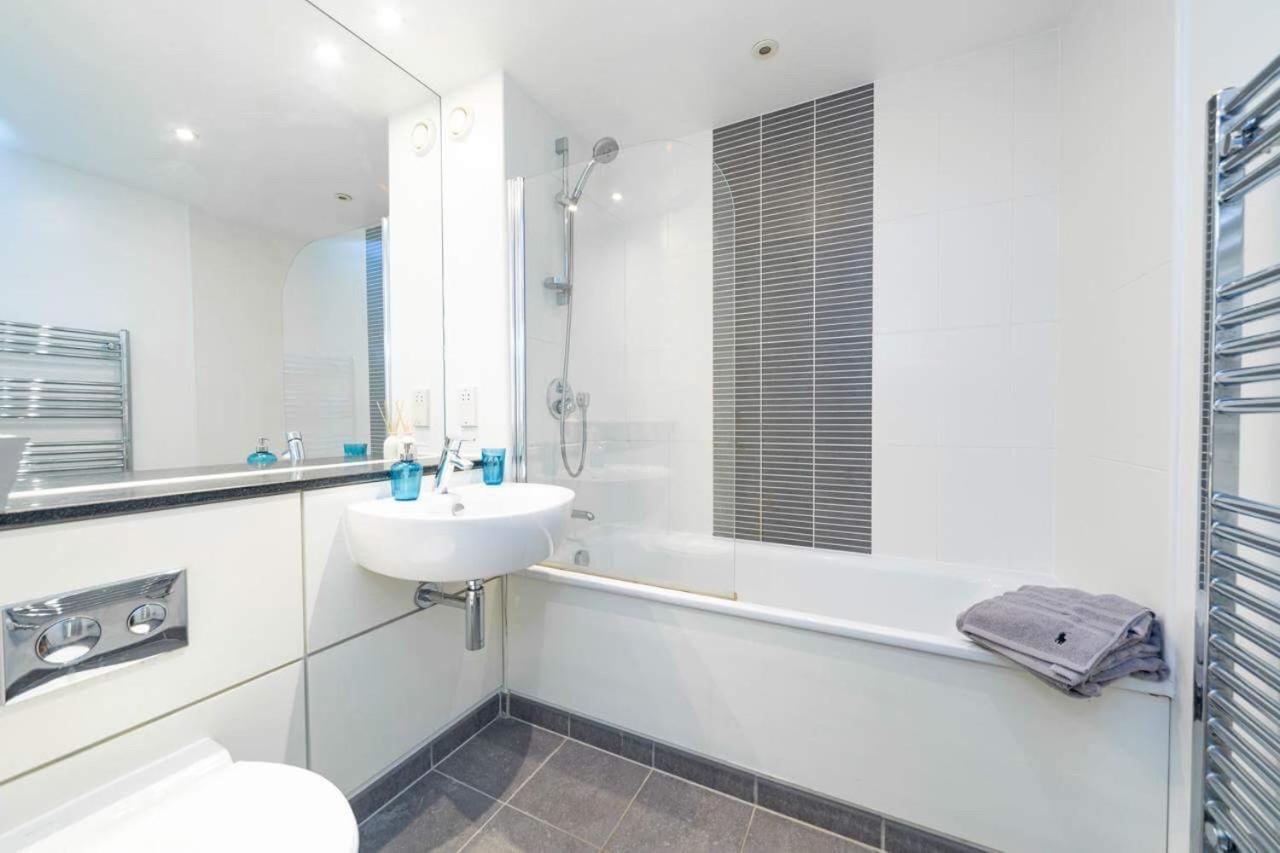 Room With Private Bathroom In A Modern Two Bedroom Two Bathroom Flat 런던 외부 사진