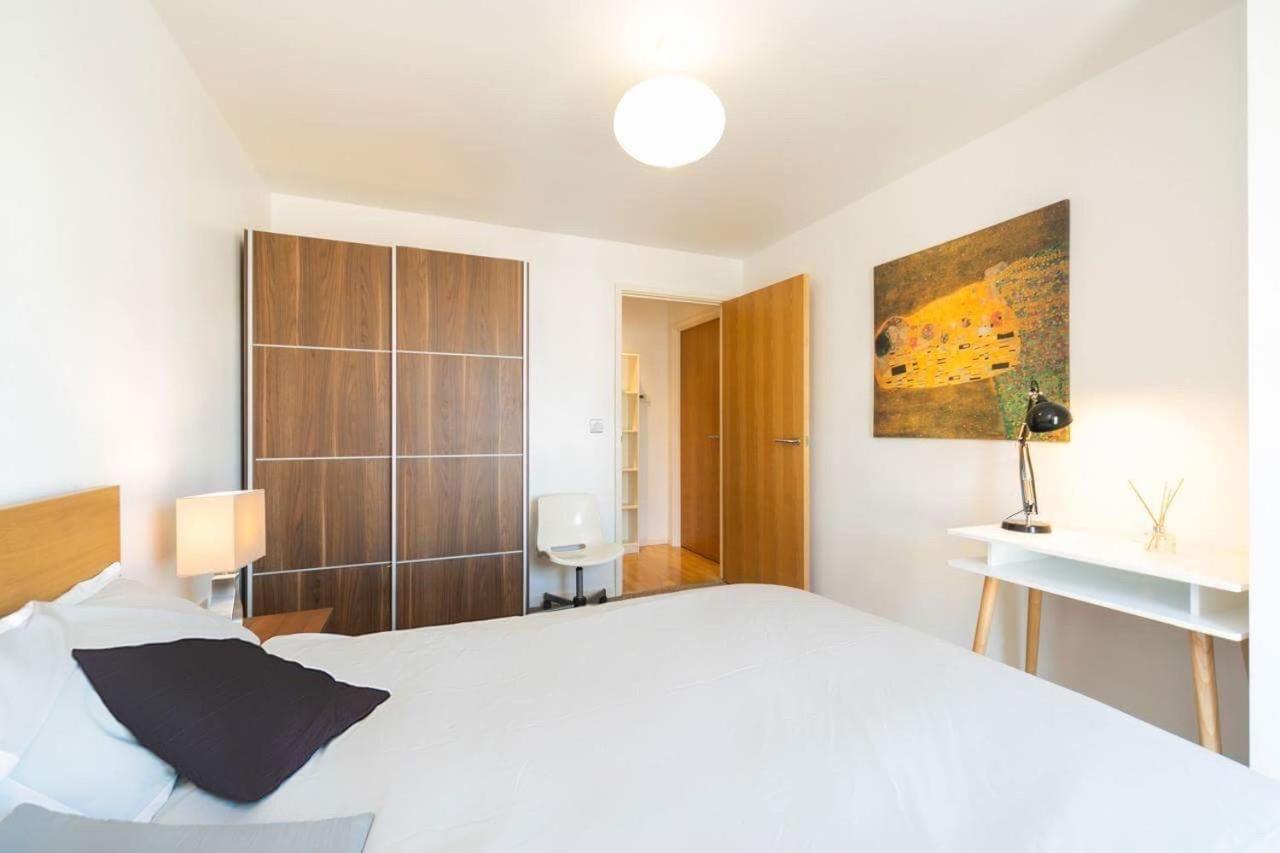 Room With Private Bathroom In A Modern Two Bedroom Two Bathroom Flat 런던 외부 사진