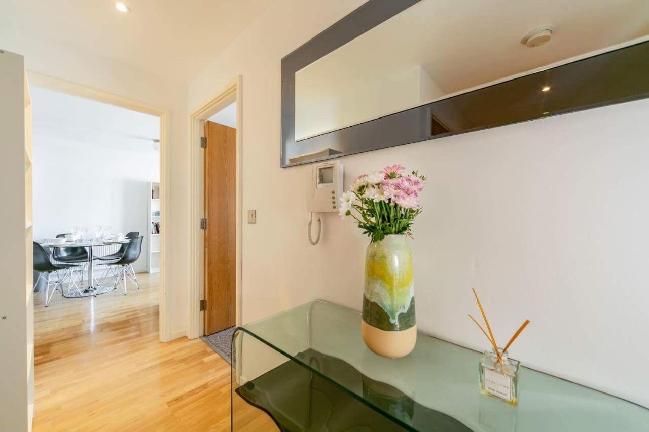 Room With Private Bathroom In A Modern Two Bedroom Two Bathroom Flat 런던 외부 사진