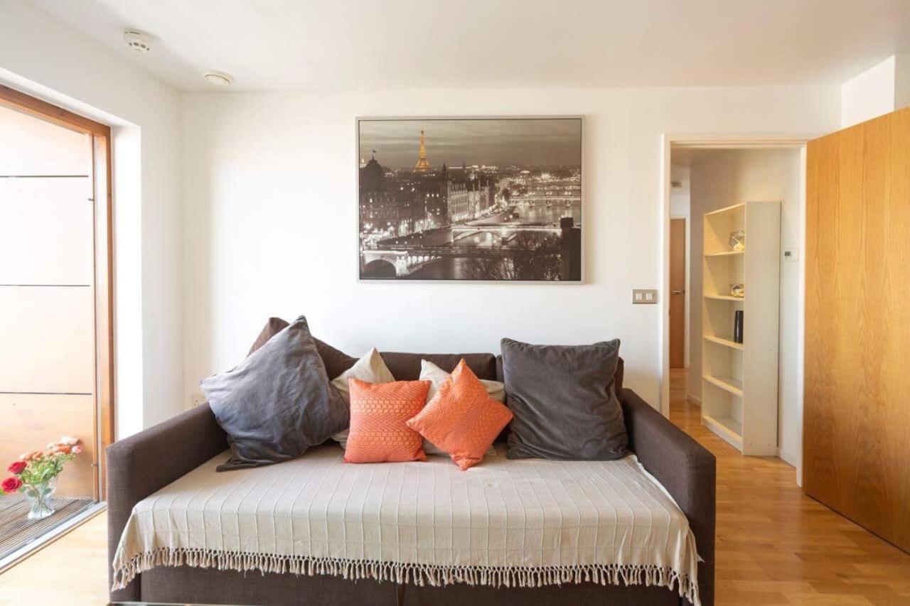 Room With Private Bathroom In A Modern Two Bedroom Two Bathroom Flat 런던 외부 사진