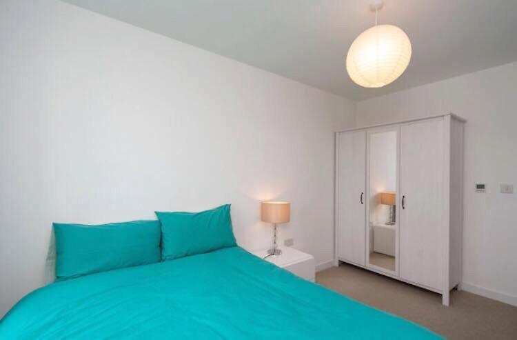Room With Private Bathroom In A Modern Two Bedroom Two Bathroom Flat 런던 외부 사진